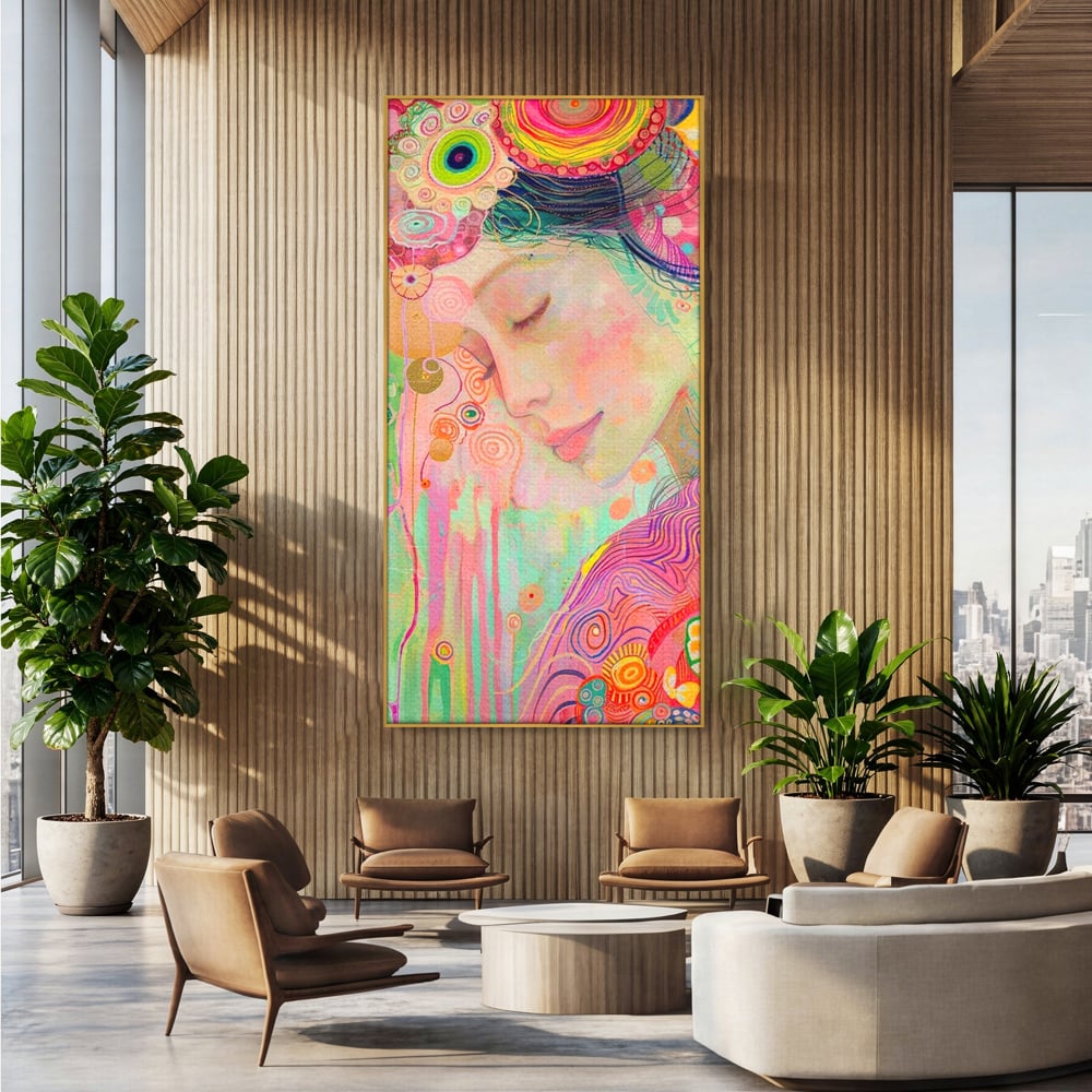 Tablou canvas cu tablou canvas cu portret de zana, in rama de aluminiu auriu, pe perete intr-un birou
